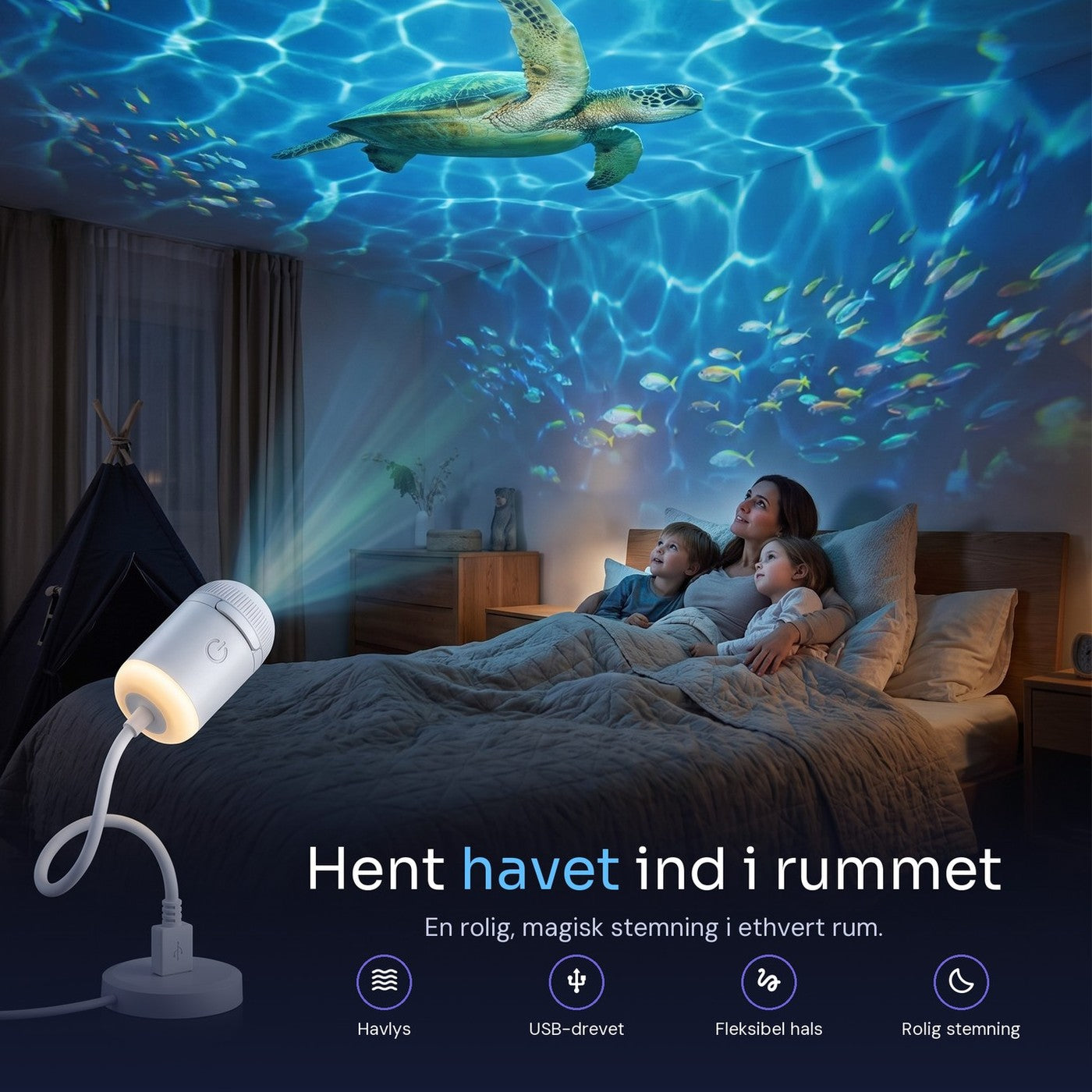 En familie i sengen, der ser en havscene projiceret i loftet